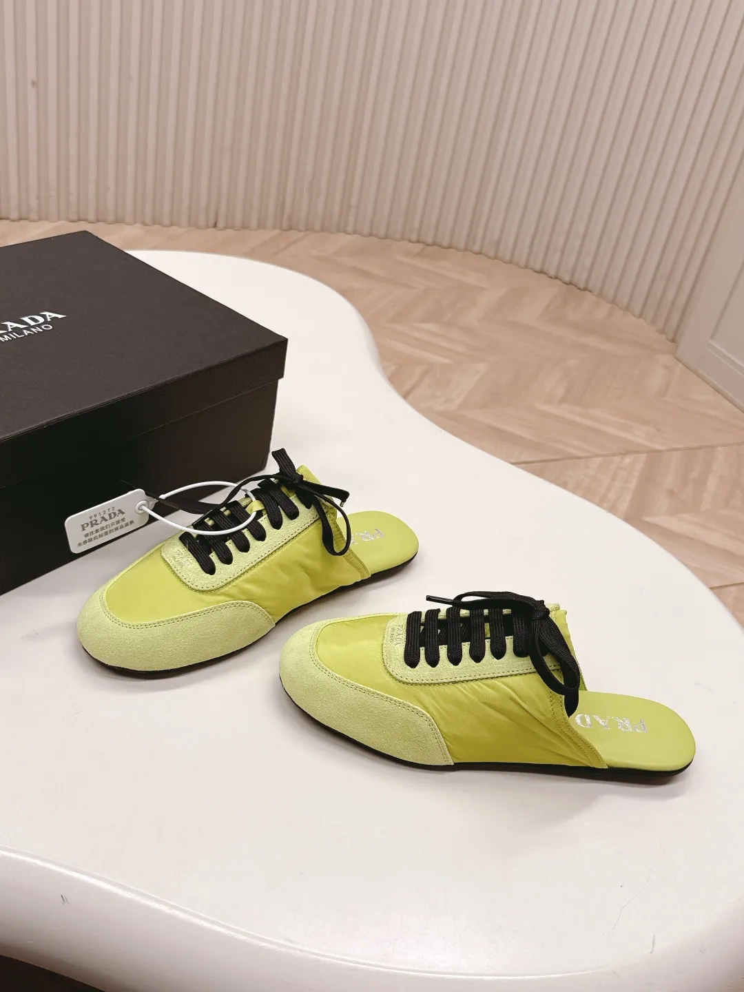 👟👟Ex-factory price 480👟👟 New color half-flop Prada Collapse recycled nylon and suede leather stretch half-flop 2025 spring and summer latest catwalk model Forrest Gump slippers Fashion item thin casual slippers This extremely lightweight sports shoe is made of recycled nylon and suede leather to create a three-dimensional shoe shape. The mixed materials highlight Prada's sports style and exquisite craftsmanship soul. The flat bottom design and elastic side cuffs make it easy to put on and take off with ease. The upper is decorated with a screen-printed logo ● Thin rubber sole · Removable leather insole upper, a casual shoe that is light, easy to wear and practical, with an original molded rubber outsole! Encounter a variety of colors combined with Forrest Gump shapes and iconic details such as Prada regenerated nylon to interpret a new style. Size: Women’s size. 35～39# 40.41